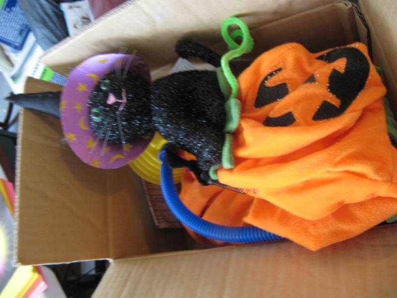 lot 336 image: Avon   Pump up Halloween pumpkin with cat and pump