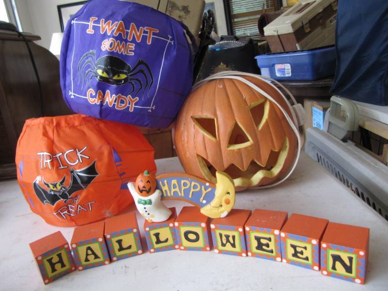 lot 338 image: A moveable wood block Halloween sign decoration   electric light up jack-o-lantern,  and 2 pumpkin pop-up trick or treat bags