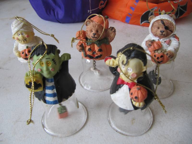 lot 339 image: 5 Halloween bells