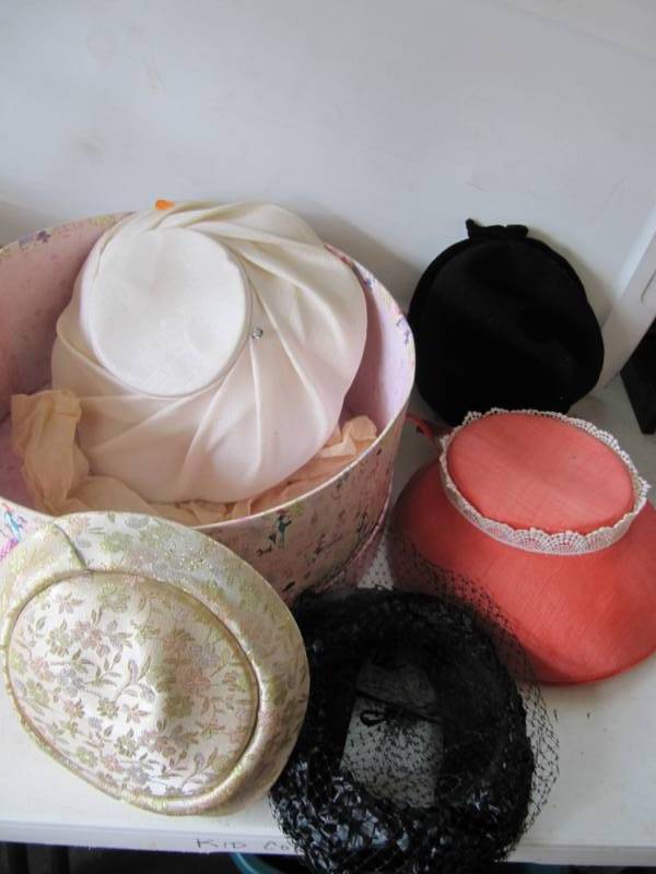 lot 351 image: 5 vintage hats and hat box