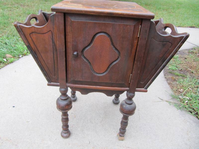 lot 355 image: Circa 1950s cigar humidor with copper lining