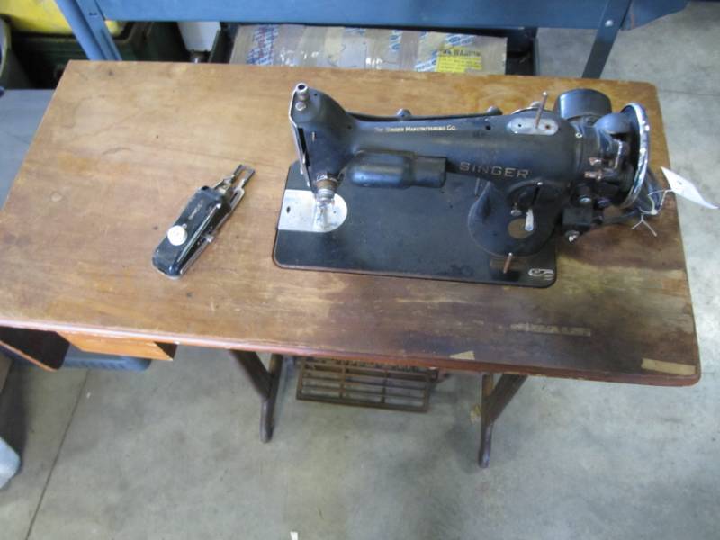 lot 248 image: VINTAGE SINGER SEWING MACHINE WITH WOOD TABLE TOP  W  DROP DOWN  LEAF AND TREDLE BOTTOM IN METAL FRAME