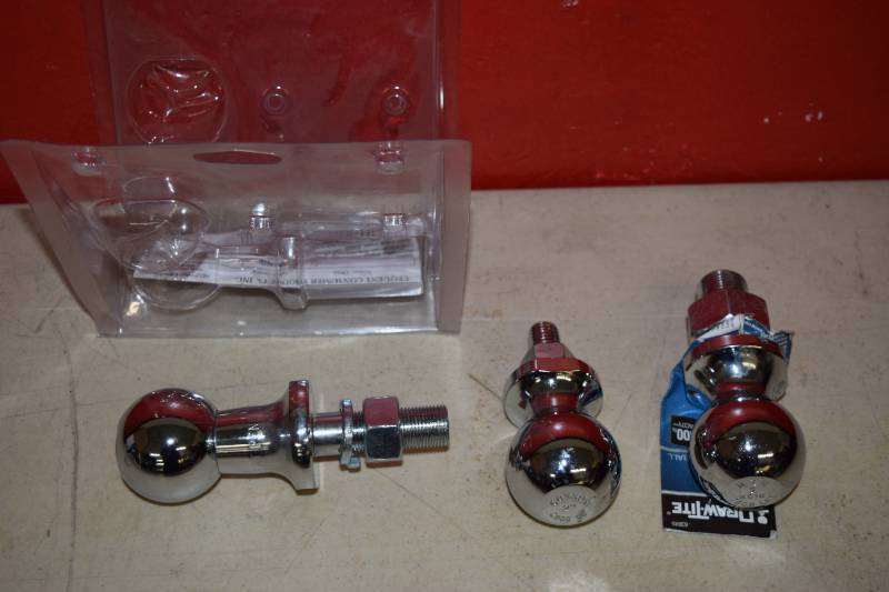 lot 14 image: 3 Hitch Balls