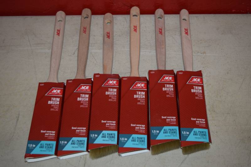 lot 91 image: 6 Ace Trim Brush Paint Brushes