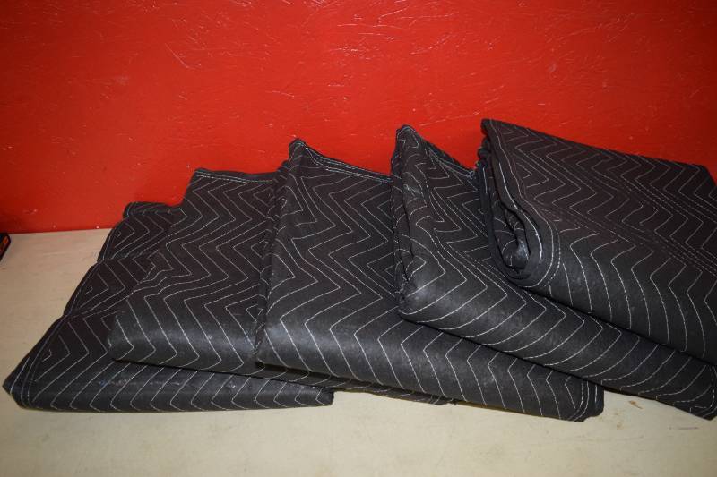 lot 111 image: 5 Packing Blankets