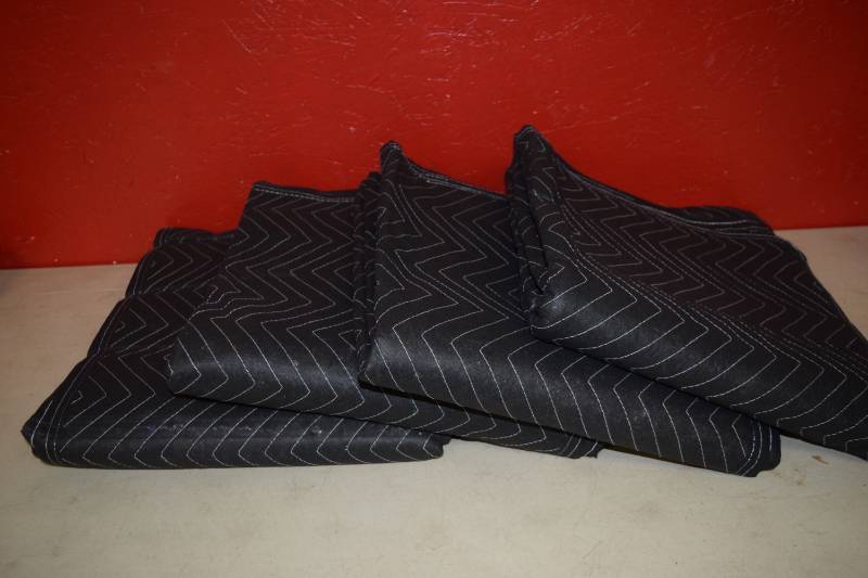 lot 113 image: 4 Packing Blankets