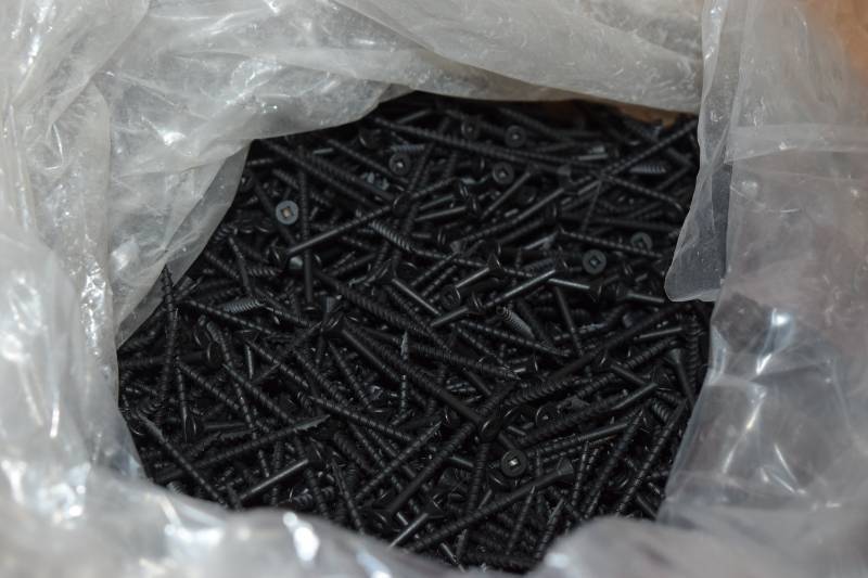 lot 116 image: 20 Pound Box of Screws