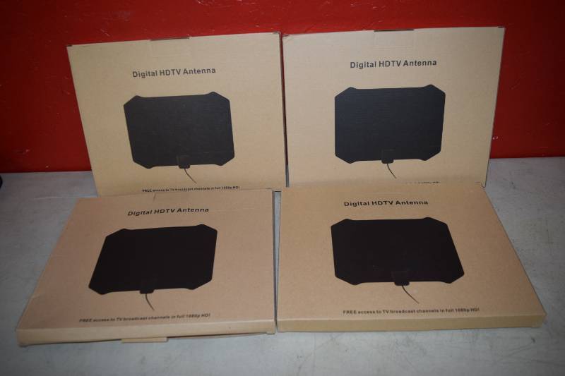 lot 121 image: 4 Digital HDTV Antennas