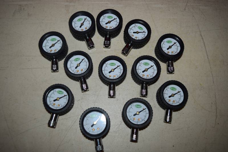 lot 164 image: 12 Slime Tire Pressure Gauges