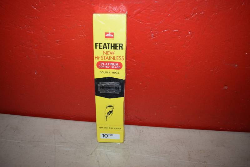 lot 180 image: 200 Feather Hi-Stainless Platinum Coated Razor Blades