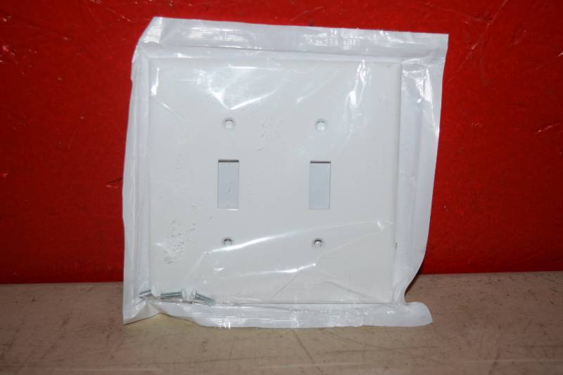 lot 186 image: 29 Leviton Switch Plate Covers