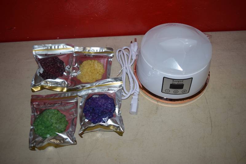 lot 192 image: Keegud Wax Heater and Beads