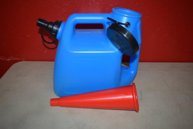 lot 263 image: Valvoline 8 Quart Oil Jug