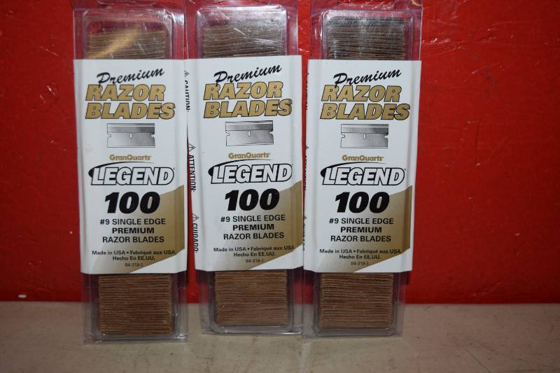 lot 310 image: 300 Razor Blades