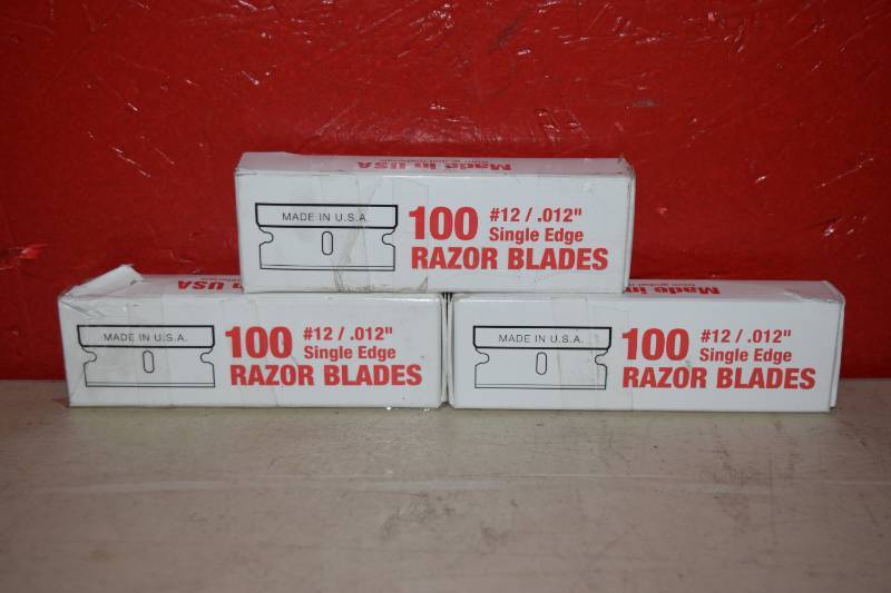 lot 311 image: 300 Razor Blades