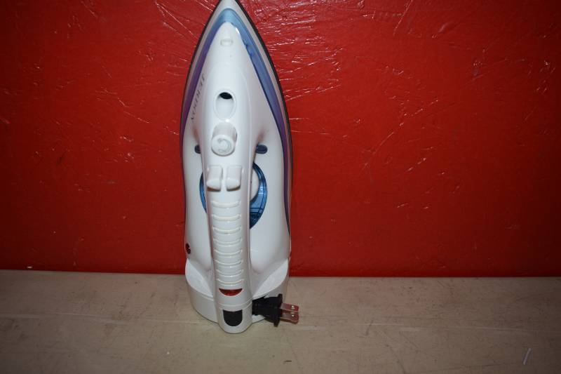 lot 316 image: Jerdon Steam Iron with Retractible Cord