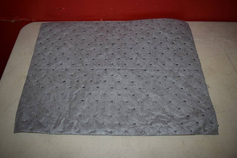 lot 385 image: 100 Absorbant Mats Pig Mats