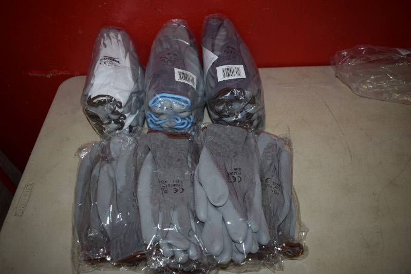 lot 388 image: 45 Pair Gloves
