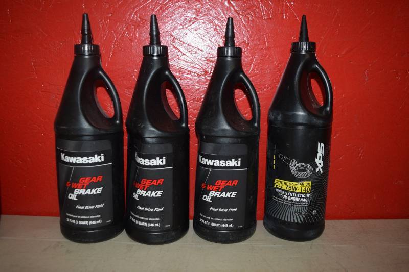 lot 439 image: 4 Quarts Gear Oil