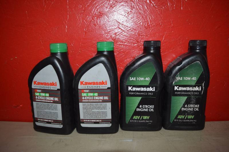 lot 442 image: 4 Quarts Kawasaki 4 Cycle Engine Oil