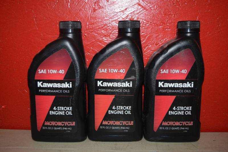 lot 443 image: 3 Quarts Kawasaki 4-Stroke Oil Motorcycle