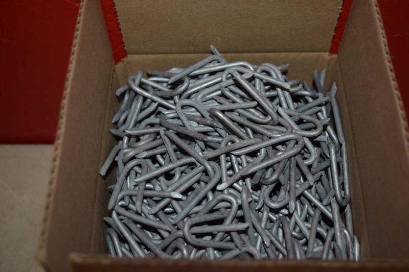 lot 462 image: 12 Pound Fence Staples