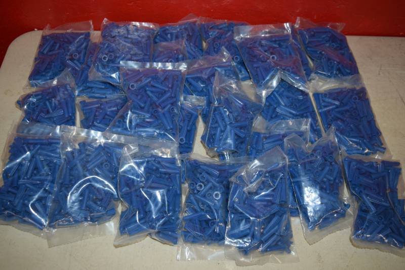 lot 479 image: 25 Package of 100 Plastic Anchors