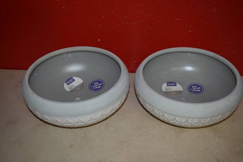 lot 492 image: 2 Better Homes & Garden Planters