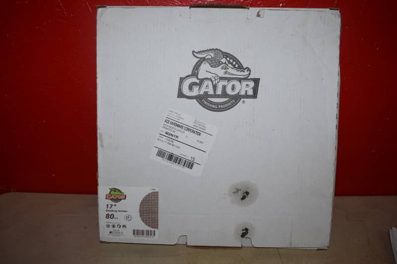 lot 557 image: 15 Gator 17 Sanding Screens