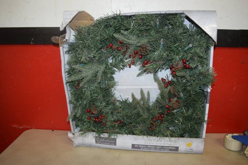 lot 558 image: Celebrations Platinum LED Hyde Park Wreath