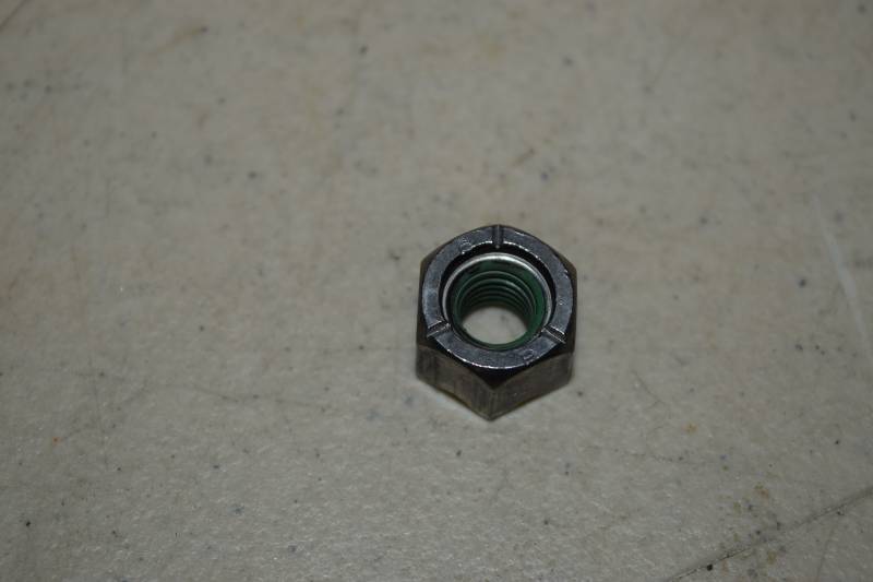 lot 550 image: 1500 Locking Nuts