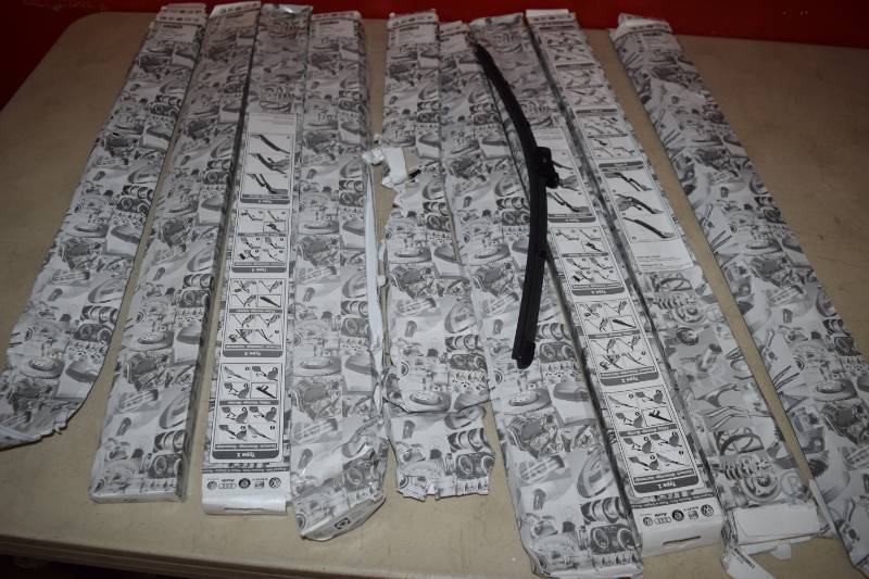 lot 562 image: 9 Wiper Blades
