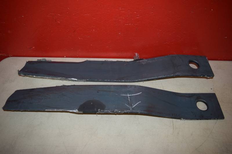 lot 563 image: 2 Brush Hog Blades