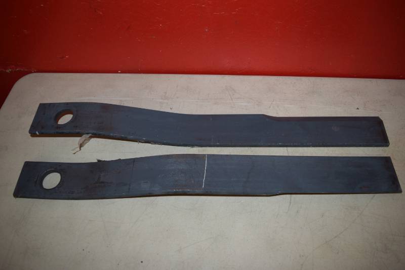lot 565 image: 2 Brush Hog Blades