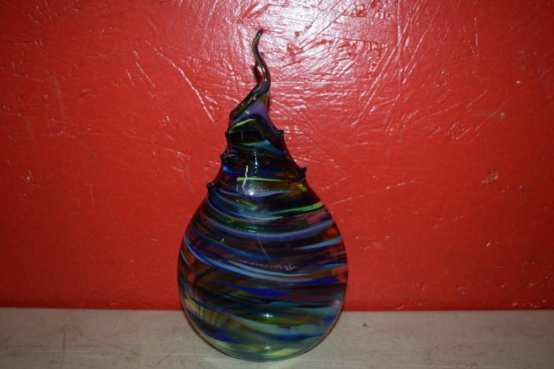 lot 569 image: Blown Glass Vase