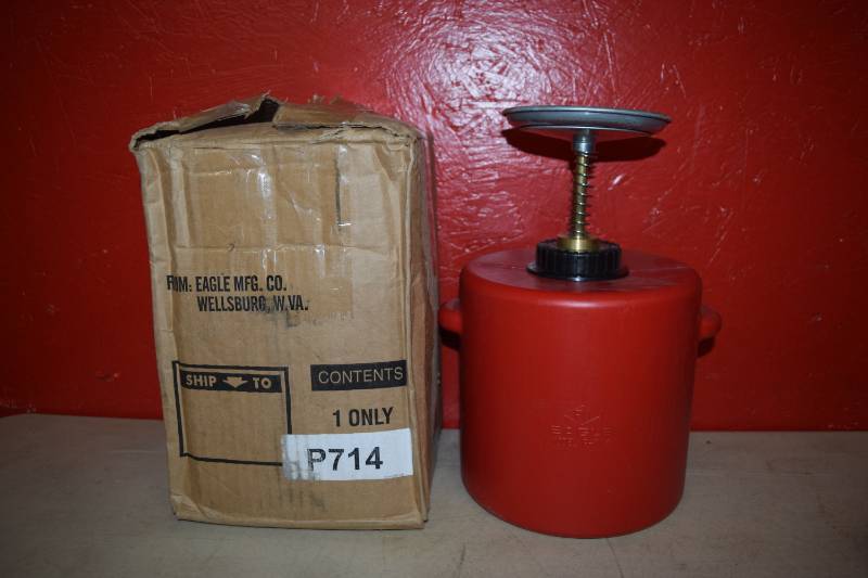 lot 571 image: Eagle Manufacturing 4 Quart Plunger Can