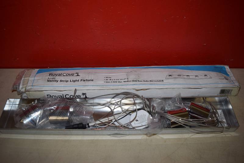 lot 583 image: 2 Light Fixtures