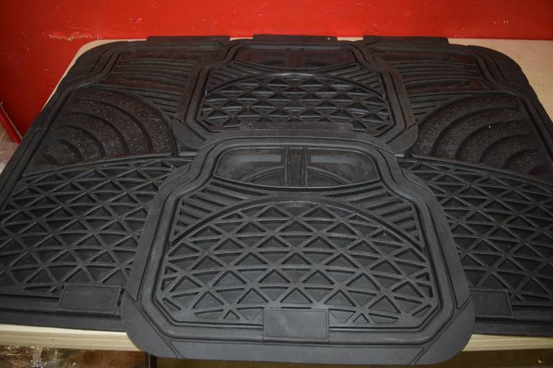 lot 579 image: 4 Piece Set Heavy Duty Rubber Floor Mats