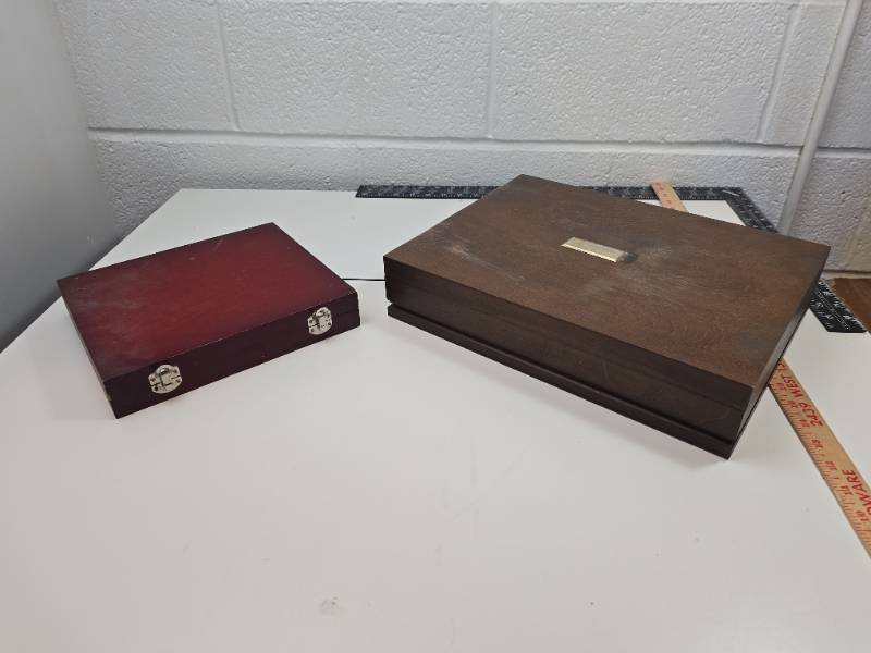 lot 77 image: Wooden Display Case for Collectibles