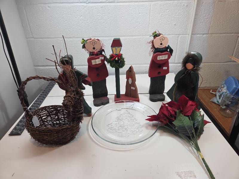 lot 86 image: Christmas Holiday Decor Collection