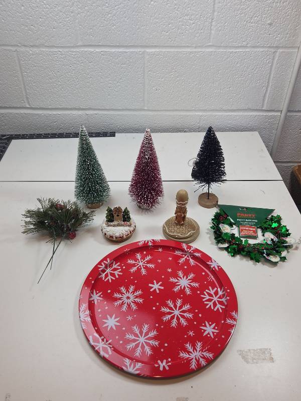 lot 87 image: Christmas Holiday Decoration Set