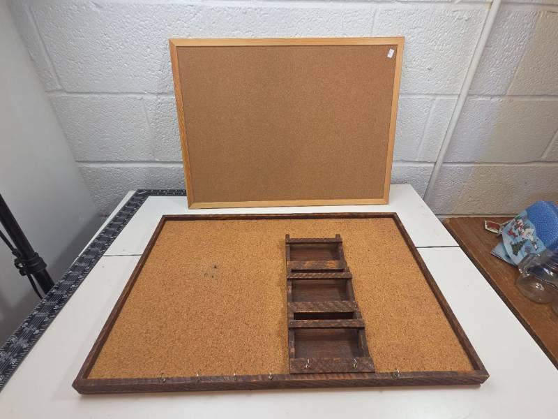 lot 101 image: Wooden Cork Board Mail Organizer