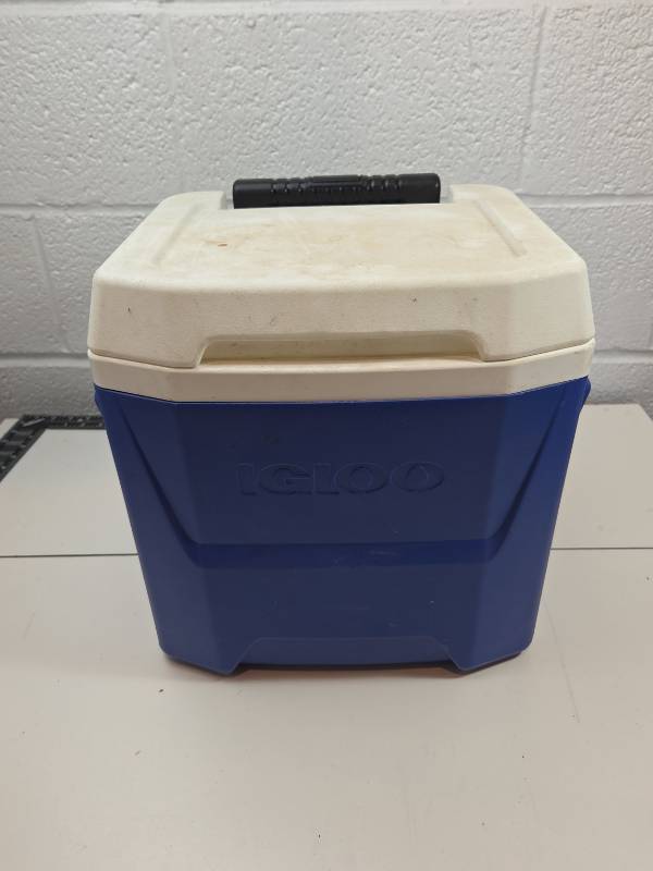 lot 107 image: Cooler with fishing gear