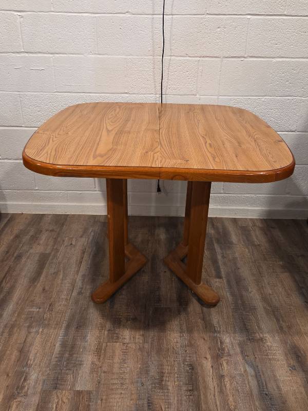 lot 25 image: 1980s Oak Pedestal Dining Table