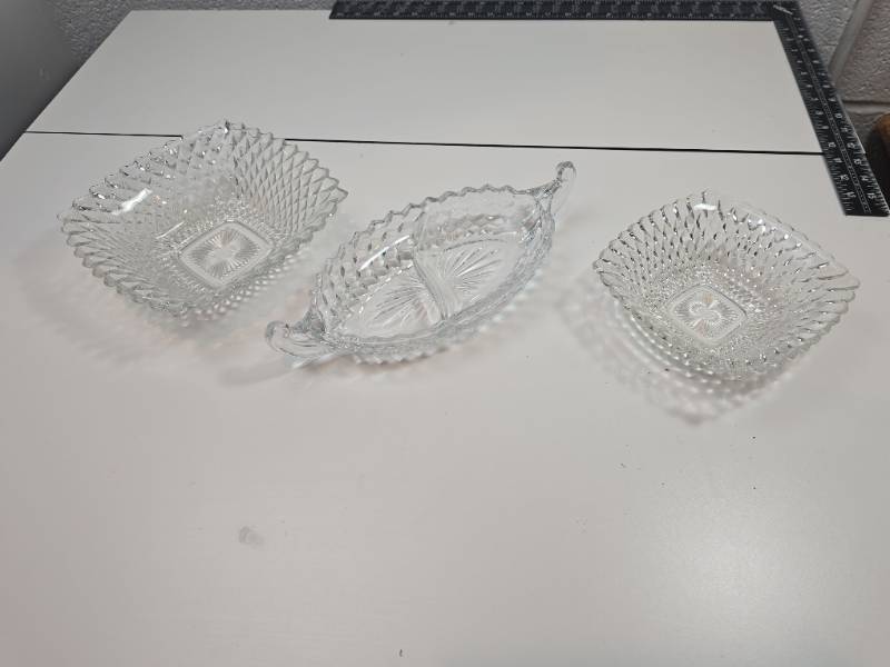 lot 34 image: Clear Glass Diamond Pattern Candy Dishes