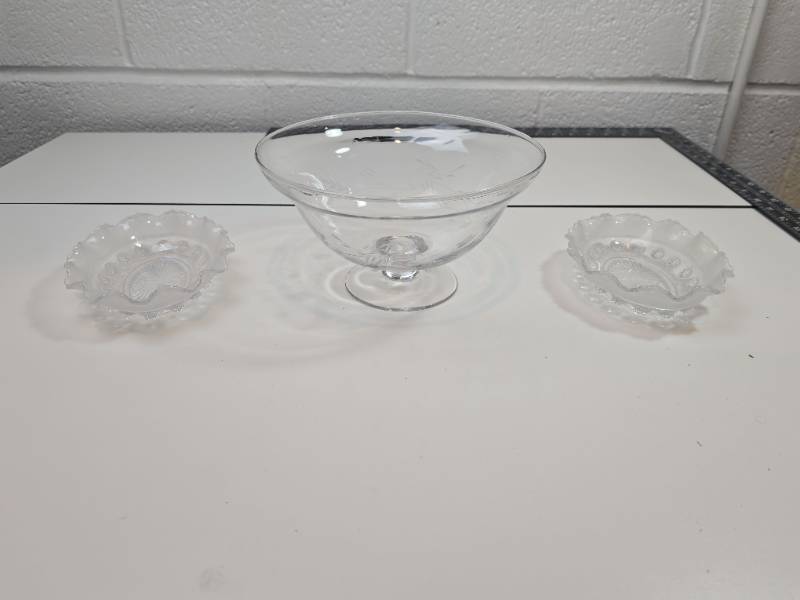 lot 35 image: Glass Decorative bowl collection