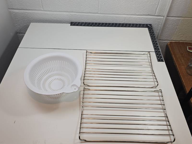 lot 39 image: Wire Cooling Racks and Colander
