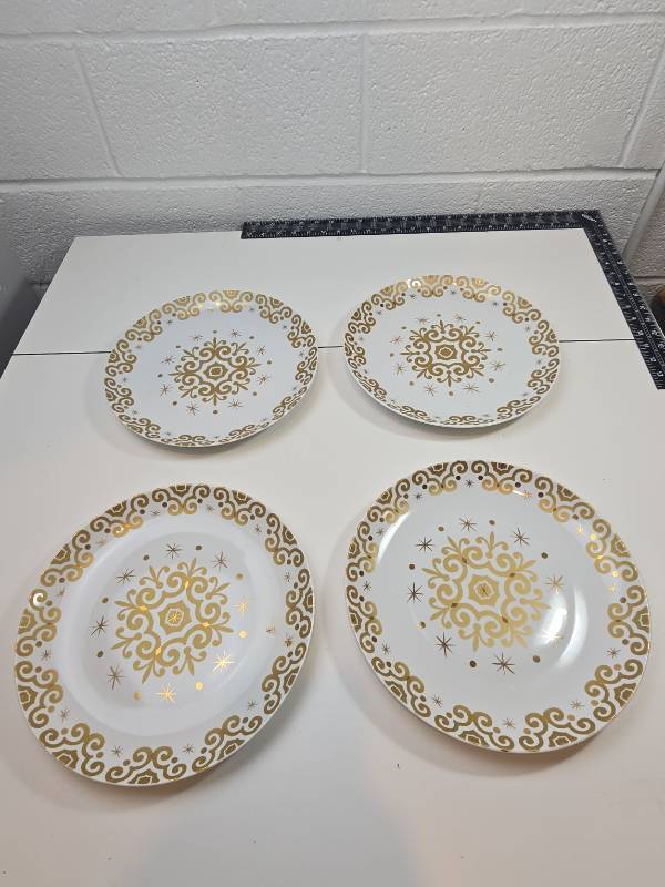 lot 40 image: Gold Medallion Pattern Dinner Plates Set of 4