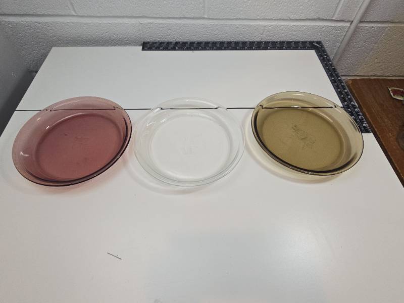 lot 43 image: Pyrex 9-inch Glass Pie Plates - Set of 3