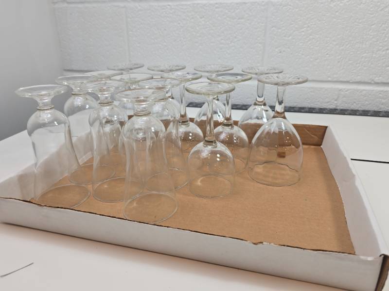 lot 44 image: Set of 15 Clear Glass Glasses